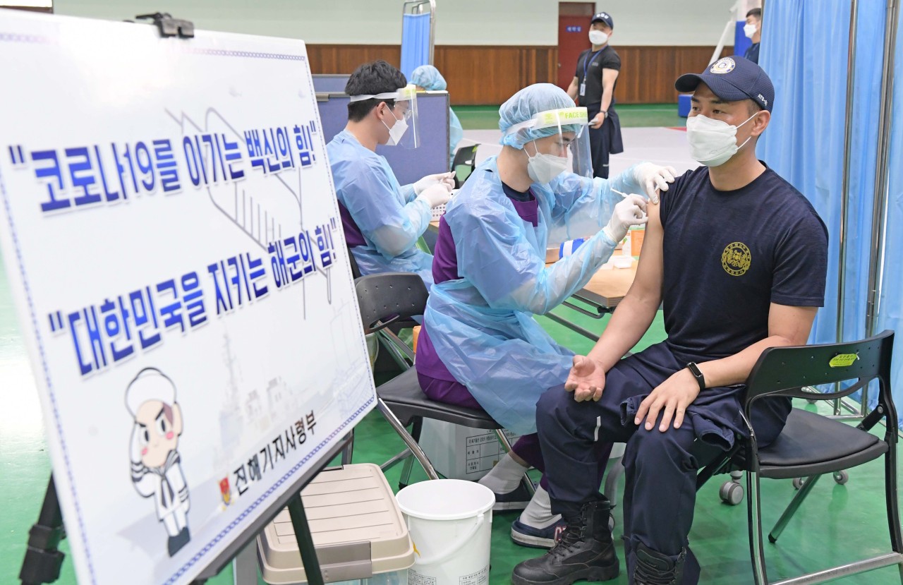 A military worker gets vaccinated at a military stadium in the southern city of Changwon on Thursday. (Yonhap)