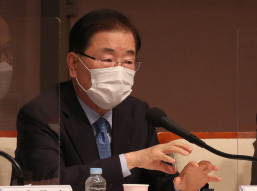 This photo, taken on April 21, 2021, shows Foreign Minister Chung Eui-yong speaking during a forum with local journalists in Seoul. (Yonhap)