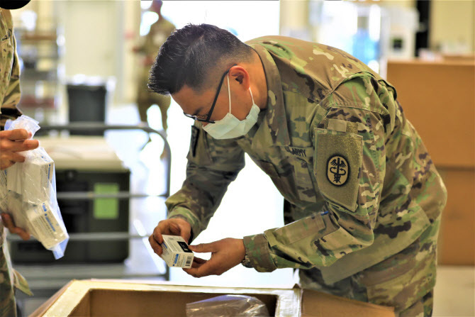This file photo, captured from the Facebook account of the U.S. Forces Korea (USFK), shows an American medic looking at the first batch of Janssen COVID-19 vaccines that the USFK introduced on March 9, 2021, at Brian D. Allgood Army Community Hospital at Camp Humphreys in Pyeongtaek, 70 kilometers south of Seoul. (Yonhap)