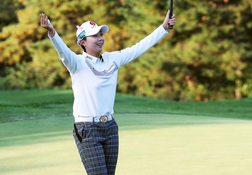 In this file photo, taken on Oct. 18, 2020, South Korean golfer Kim Hyo-joo celebrates after winning the KB Financial Group Star Championship, the KLPGA's final major championship of the season, at Blackstone golf club in Icheon, south of Seoul. (Yonhap)