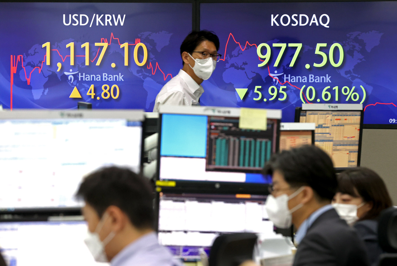 The benchmark Korea Composite Stock Price Index (Kospi) figures are displayed at a dealing room of a local bank in Seoul, Monday. (Yonhap)