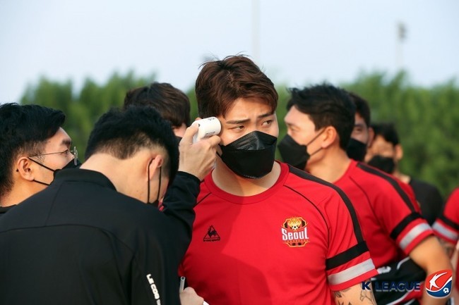 This file photo provided by the Korea Professional Football League shows FC Seoul defender Hwang Hyun-soo undergoing a fever check. (Korea Professional Football League)