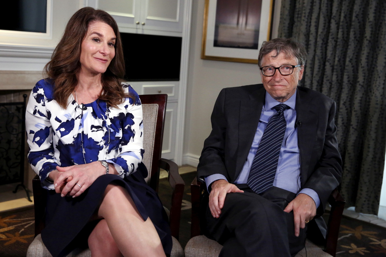 Microsoft co-founder Bill Gates and his wife Melinda sit during an interview in New York February 22, 2016. (Reuters-Yonhap)