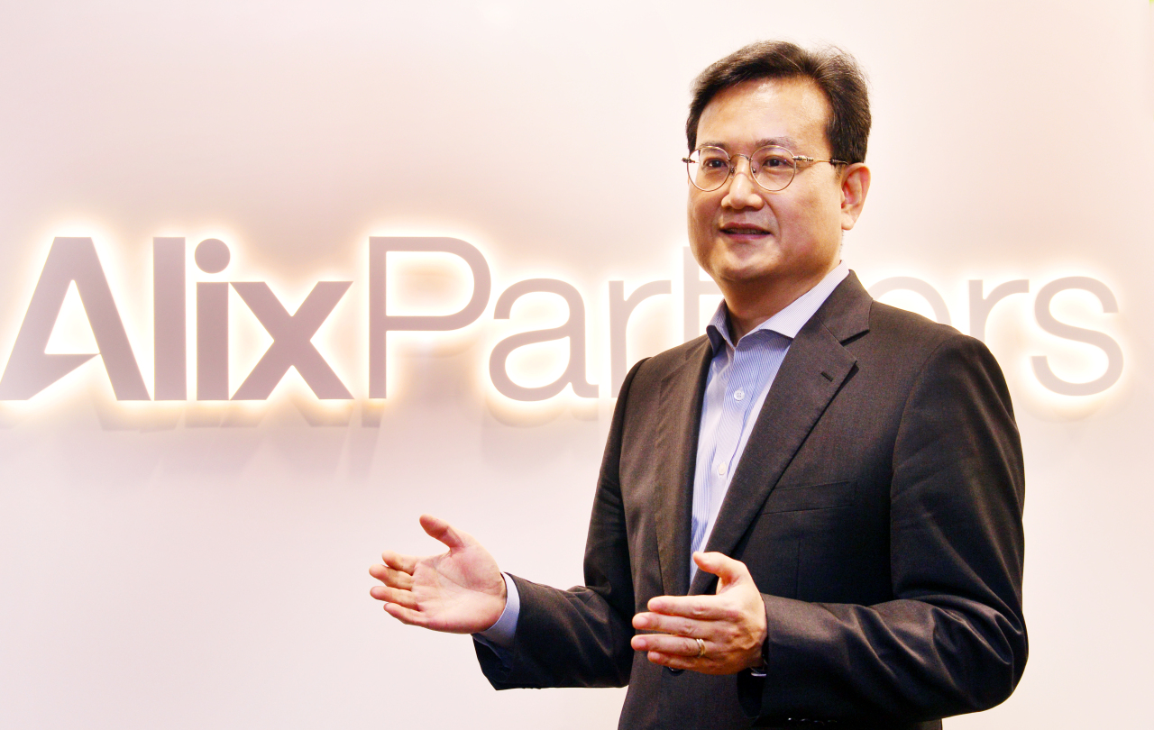 AlixPartners Director Kim Joo-wan speaks in an interview with The Korea Herald (Park Hyun-koo/The Korea Herald)