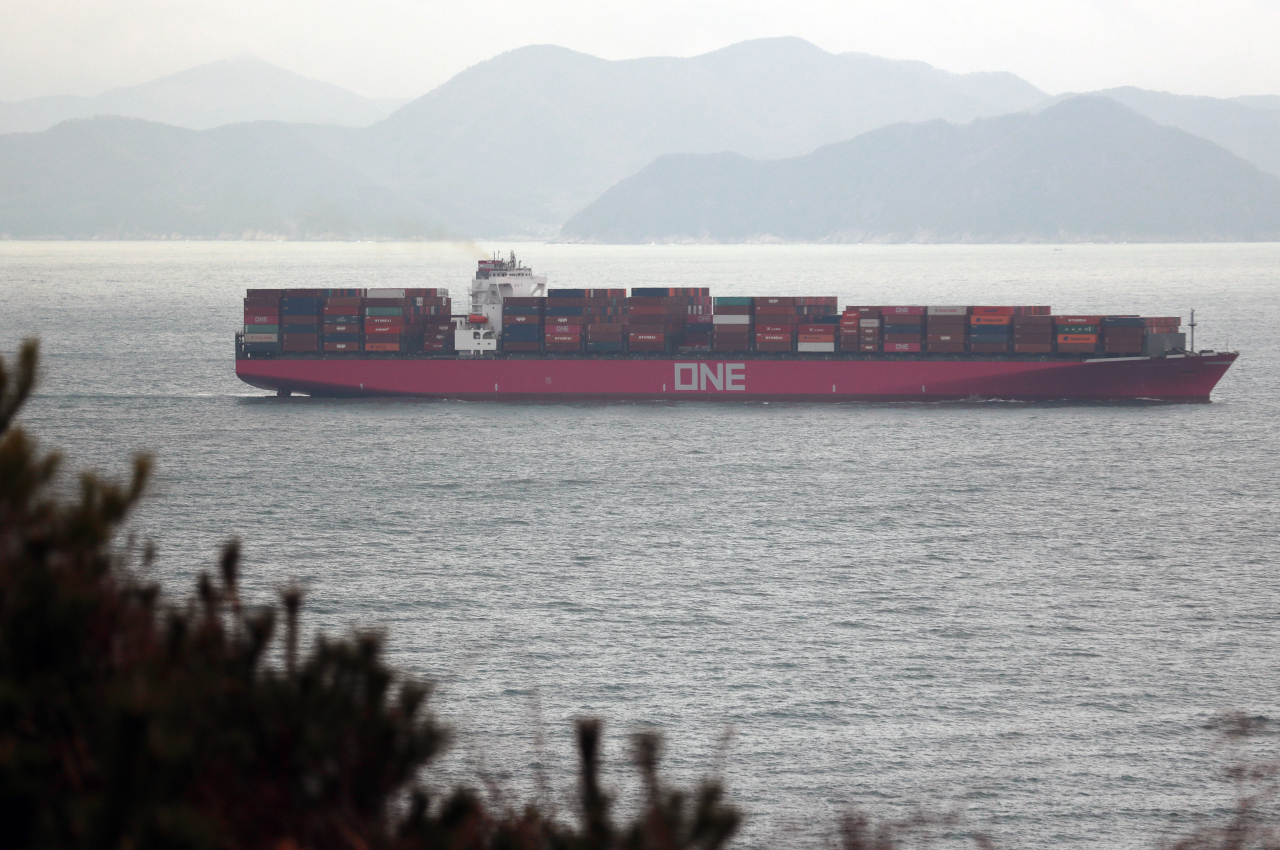 A cargo ship carrying containers heads to a port in South Korea's southeastern city of Busan on Feb. 1, 2021, in this file photo. (Yonhap)