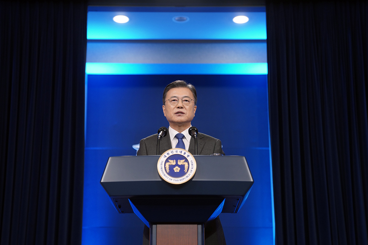 President Moon Jae-in delivers a speech at Cheong Wa Dae on Monday. (Cheong Wa Dae)