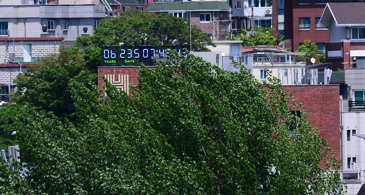 The monument-sized Climate Clock, which is the third of its kind in the world and the first in Korea, is set up on the roof of the Herald Corp. headquarters office in Huam-dong, Yongsan-gu, Seoul. (Park Hae-mook/The Herald Business)