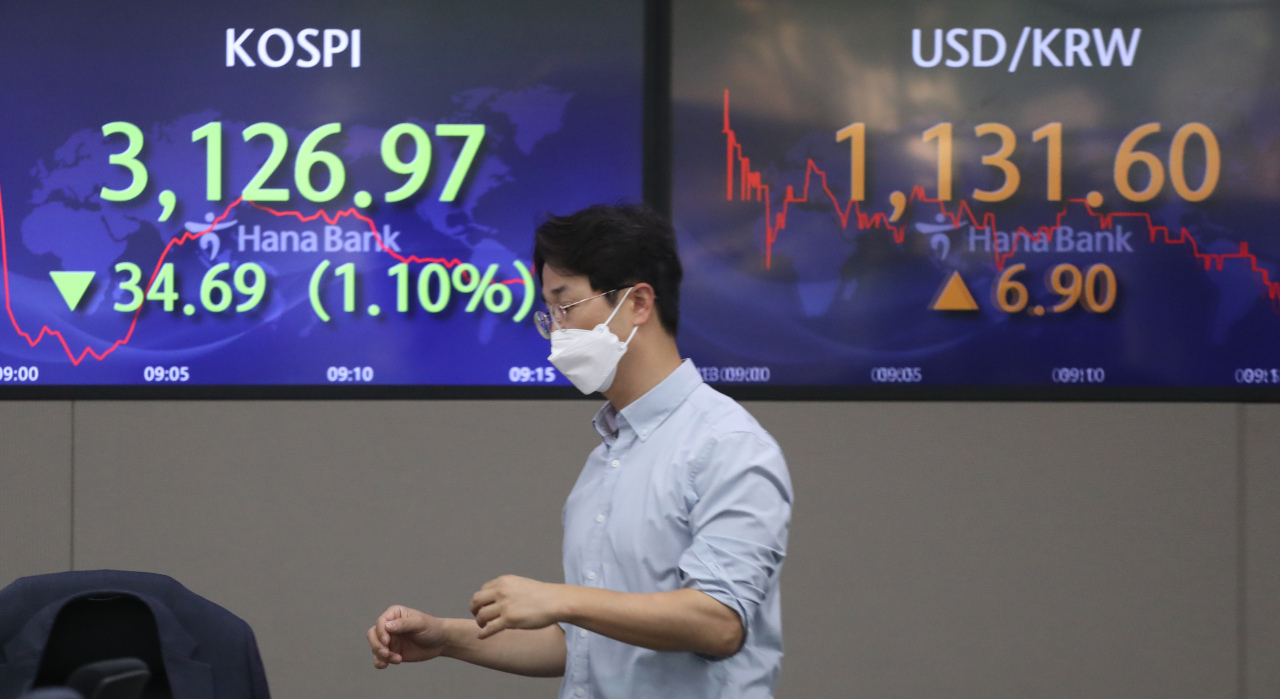 The benchmark Korea Composite Stock Price Index (Kospi) figures are displayed at a dealing room of a local bank in Seoul, Thursday. (Yonhap)