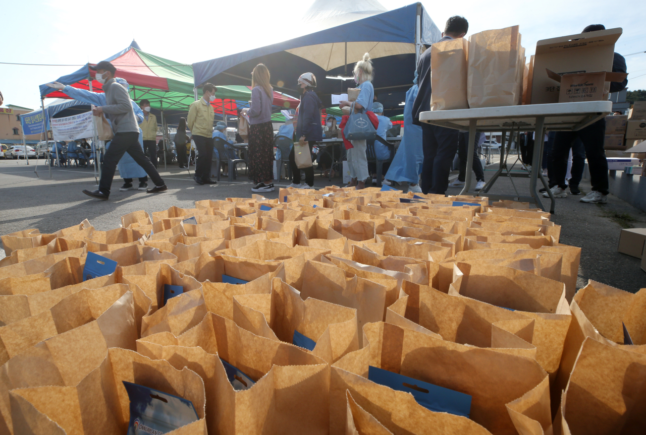 This photo taken on Wednesday, shows paper bags that contain bread, masks and disinfectants for foreigners undergoing coronavirus tests in Gangneung, 240 kilometers east of Seoul. (Yonhap)
