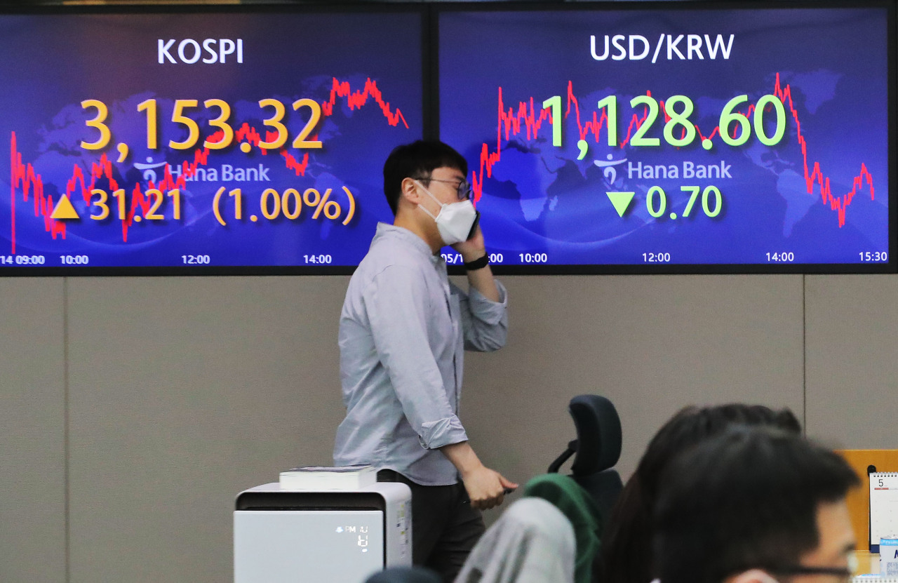 Electronic signboards at a Hana Bank dealing room in Seoul show the benchmark Korea Composite Stock Price Index (Kospi) closed at 3,153.32 on Friday, up 31.21 points, or 1 percent, from the previous session's close. (Yonhap)