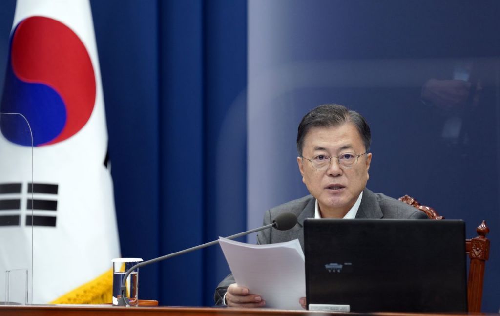 President Moon Jae-in speaks at a meeting with his senior secretaries at Cheong Wa Dae in Seoul on Monday. (Yonhap)