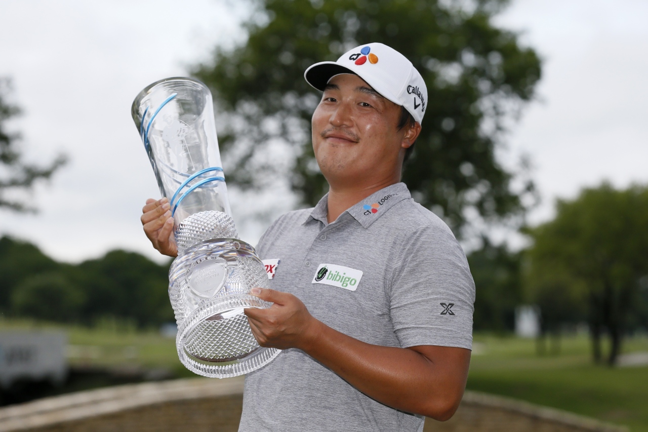 In this Associated Press photo, Lee Kyoung-hoon of South Korea holds the champion's trophy after winning the AT&T Byron Nelson golf tournament at TPC Craig Ranch in McKinney, Texas, on Sunday. (AP-Yonhap)