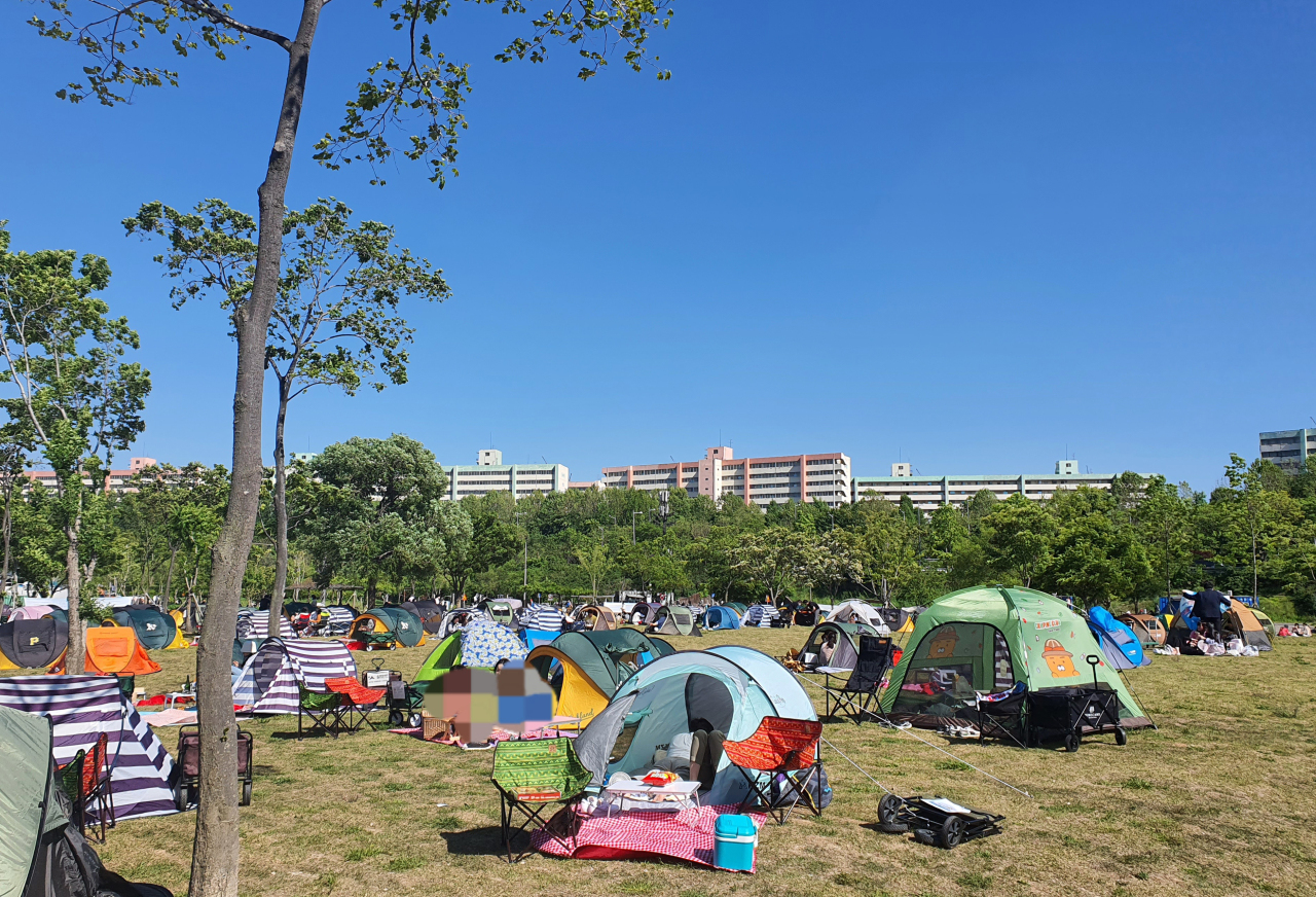 People are resting inside tents at Banpo Hangang Park by the Han River in Seocho-gu, southern Seoul, on Sunday. (Yonhap)