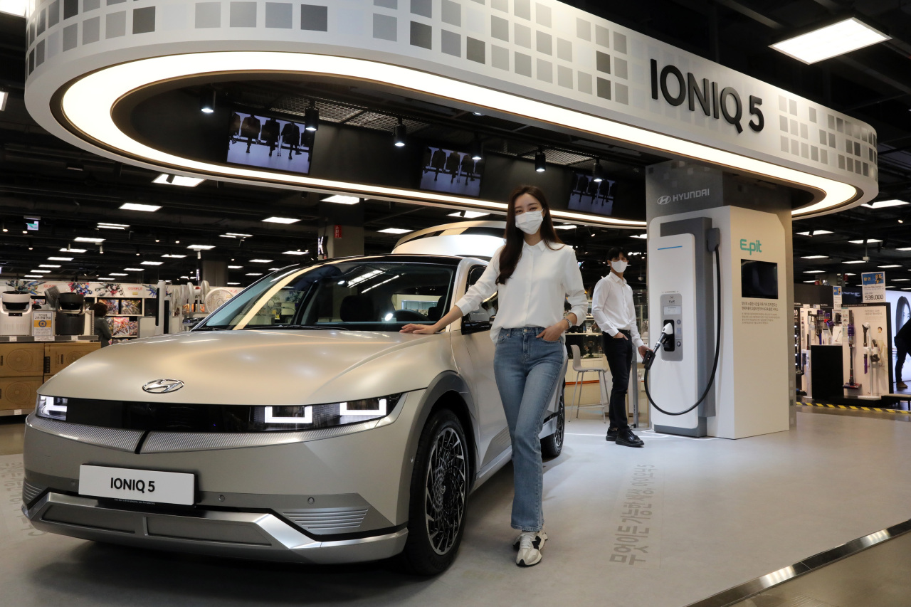 Ioniq5, the first all-electric vehicle by Hyundai Motor to adopt the company's exclusive Electric-Global Modular Platform, displayed in Emart. (Emart)