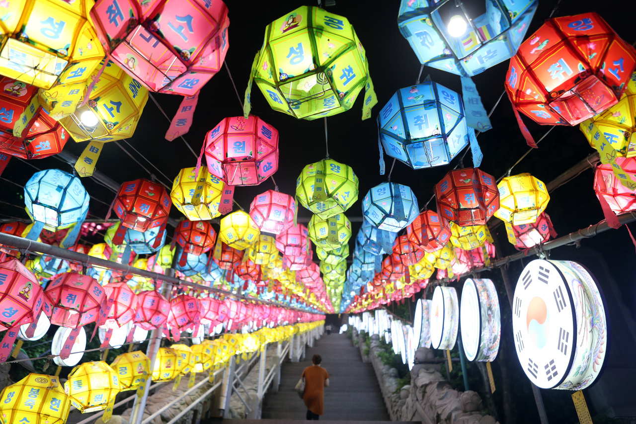 About 50,000 colorful lotus lanterns light up the courtyard at Samgwang Temple in Busan, 453 kilometers southeast of Seoul, on Sunday, three days ahead of Buddha's Birthday. (Yonhap)
