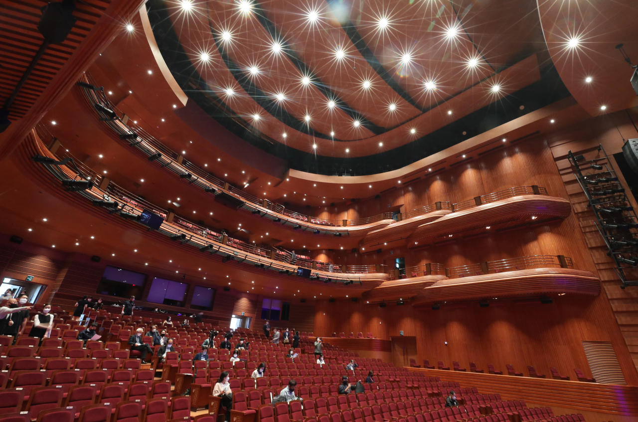 Organizers showcase newly installed stage features at Haeoreum Grand Theater. (Yonhap)