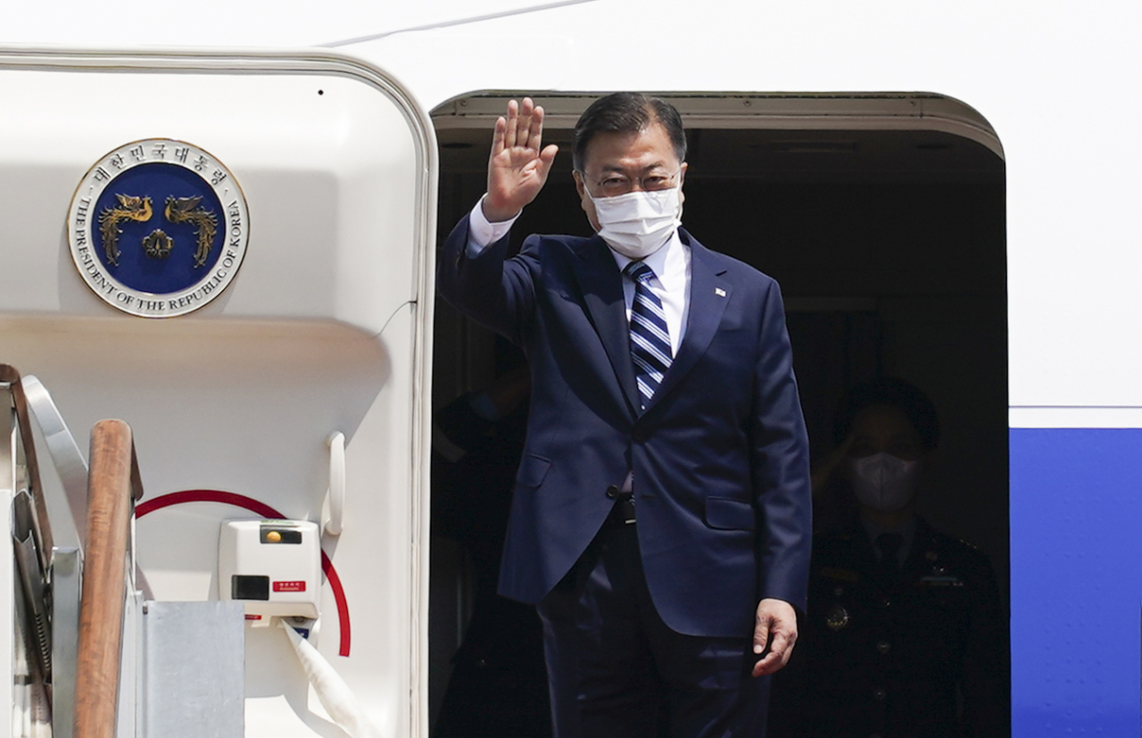 President Moon Jae-in waves as he boards a presidential jet at Seoul Air Base in Seongnam, south of Seoul, on Wednesday, for a trip to Washington, D.C. (Yonhap)