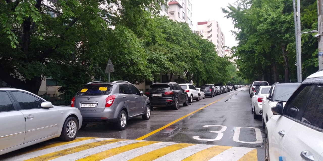 Vehicles are illegally parked by the street in Apgujeong-dong, southern Seoul. (Ko Jun-tae/The Korea Herald)