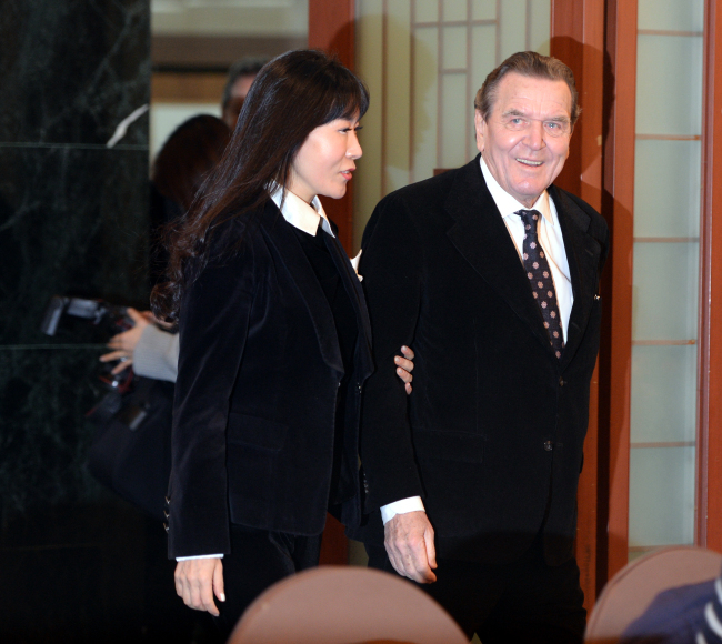 Gerhard Schroeder (right) with Kim So-yeon, at a press conference held Jan. 25, 2018, announcing their plans for marriage. (Park Hyun-koo/The Korea Herald)