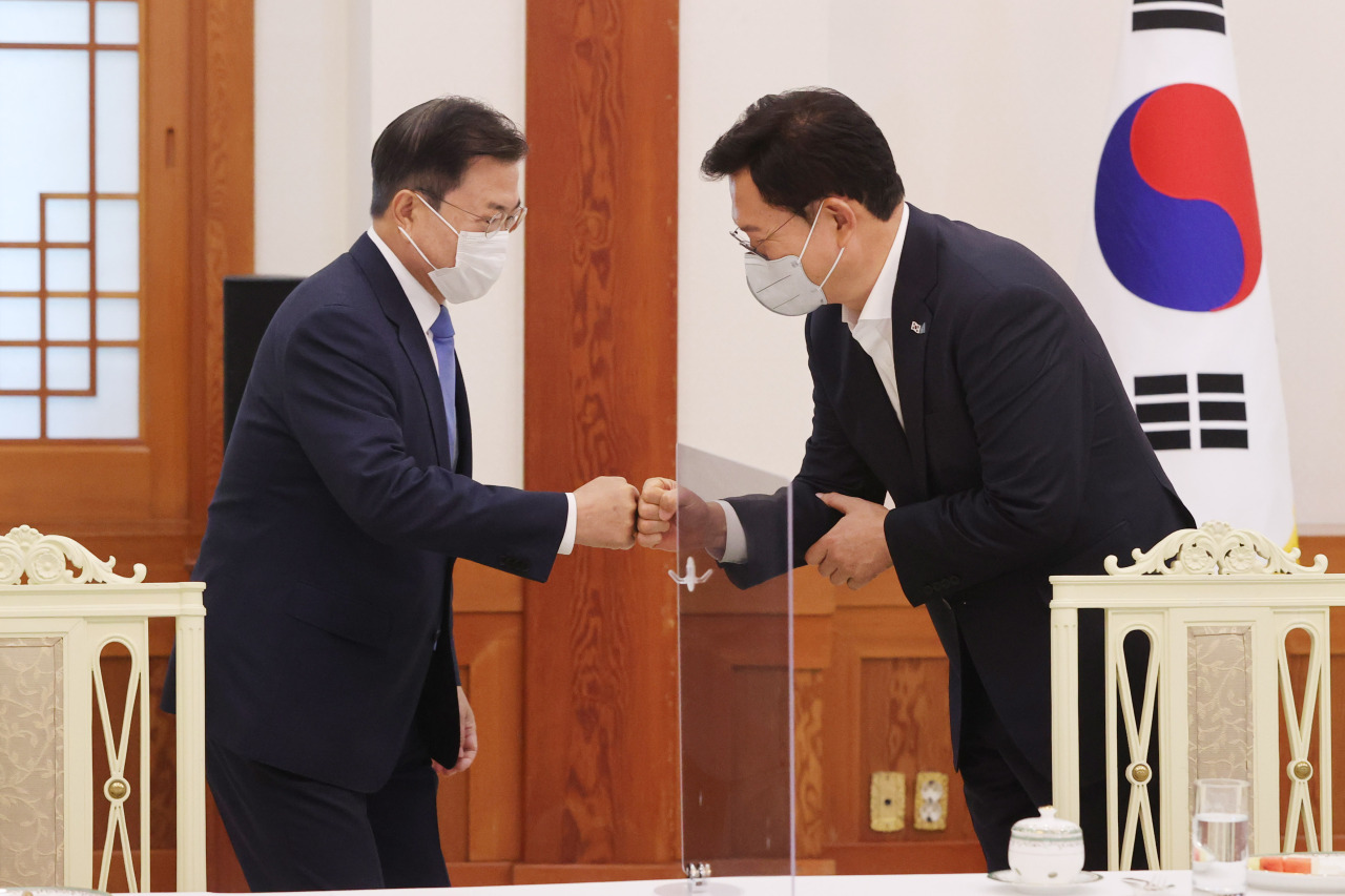 President Moon Jae-in (L) greets Democratic Party leader Rep. Song Young-gil during their meeting at Cheong Wa Dae in Seoul on Friday. (Yonhap)