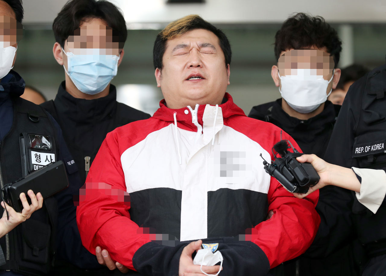 Heo Min-woo speaks to the press in front of the Michuholl Police Station on Friday before being handed over to the prosecution (Yonhap)