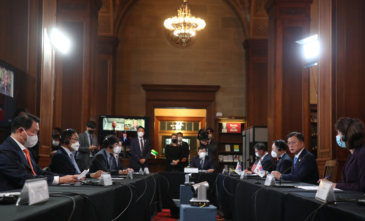 President Moon Jae-in attends a business roundtable session in Washington on Friday. (Yonhap)