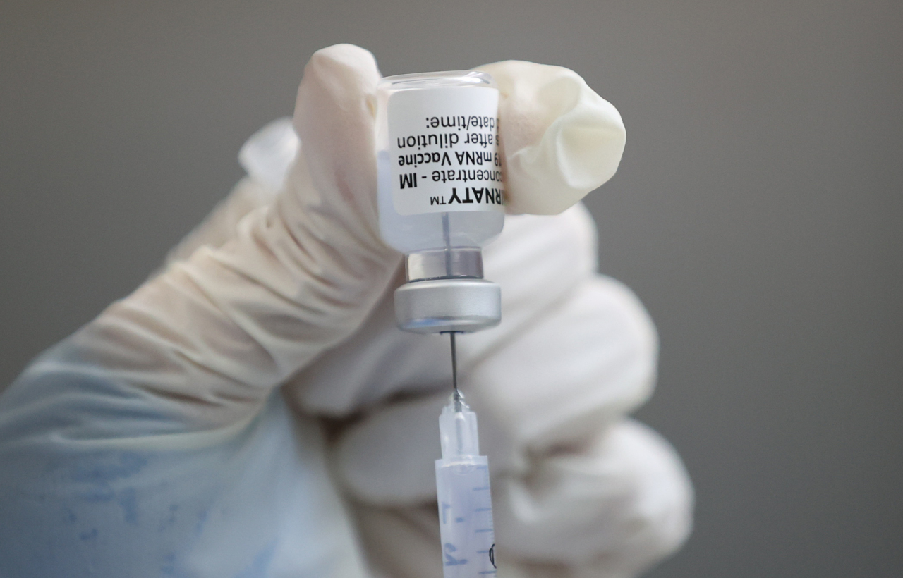 A medical worker prepares to give a Pfizer vaccine shot at an inoculation center in eastern Seoul in this file photo taken on May 17, 2021. (Yonhap)