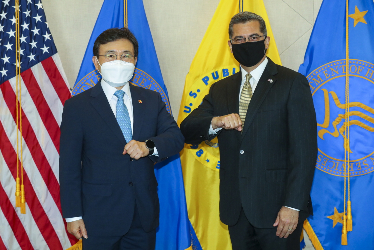 Photo shows South Korean Minister of Health and Welfare Kwon Deok-cheol (left) and US Secretary of Health and Human Services Xavier Becerra (Ministry of Health and Welfare)