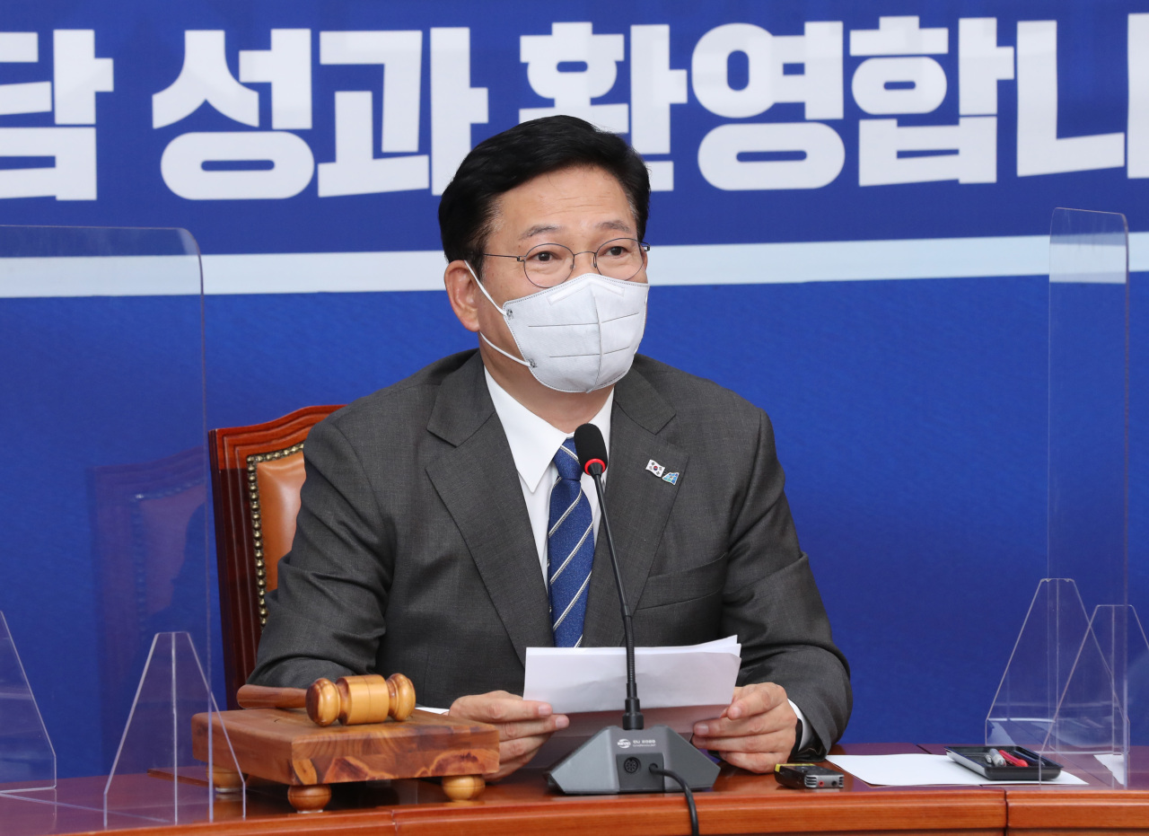 Rep. Song Young-gil, chairman of the ruling Democratic Party, speaks during a meeting of the supreme party council at the National Assembly in Seoul on Monday. (Yonhap)