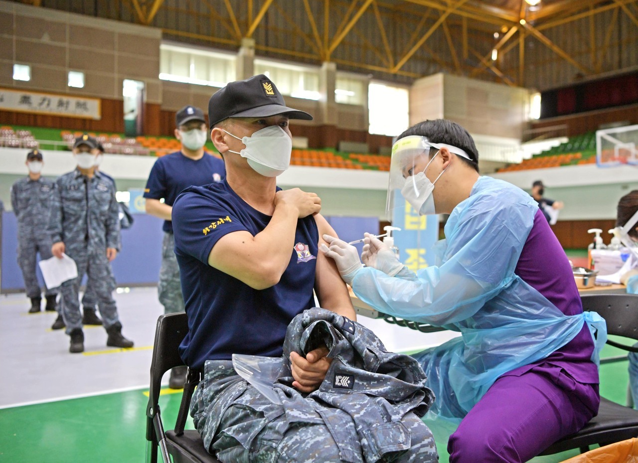 A Marine receives a COVID-19 vaccine, April 28, 2021. (Ministry of National Defense)
