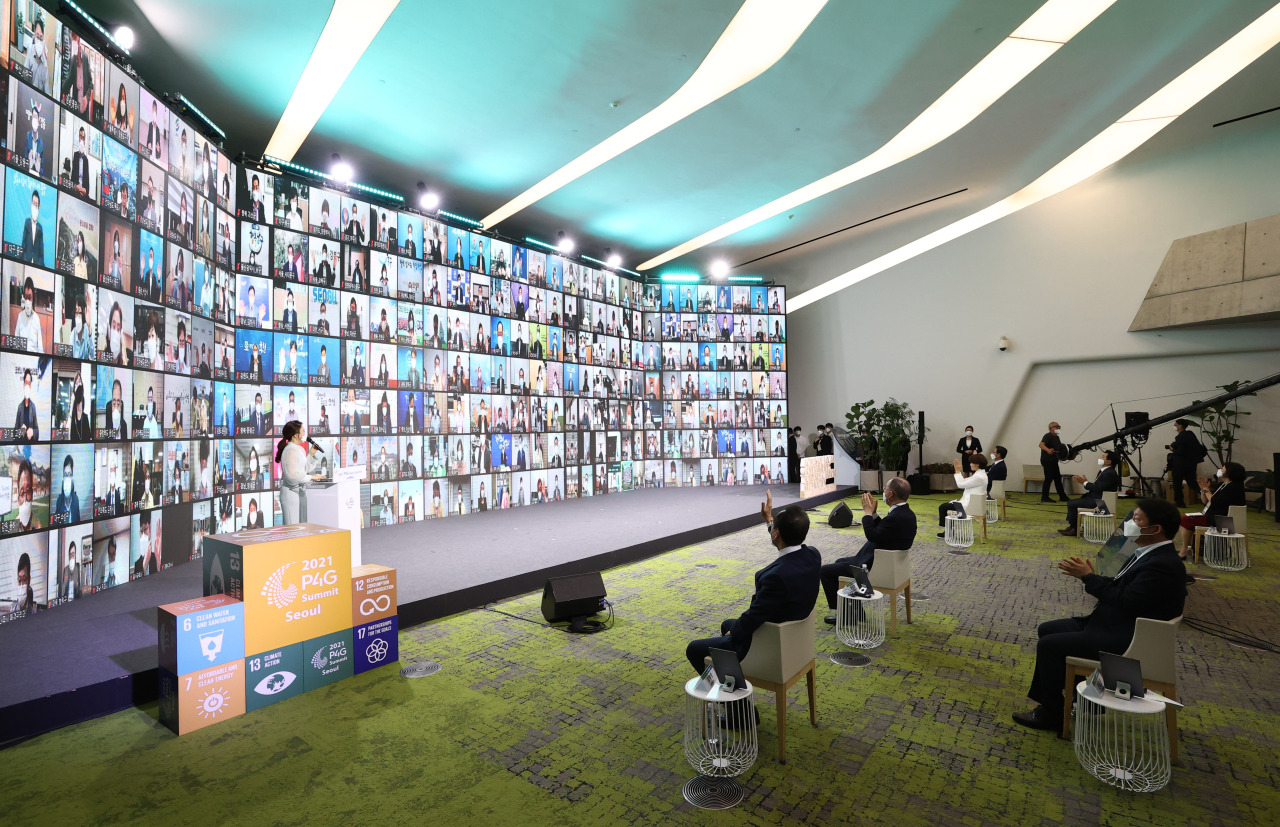 Governors and mayors virtually participate in a special panel session ahead of P4G Seoul Summit at Dongdaemun Design Plaza on Monday. (Yonhap)