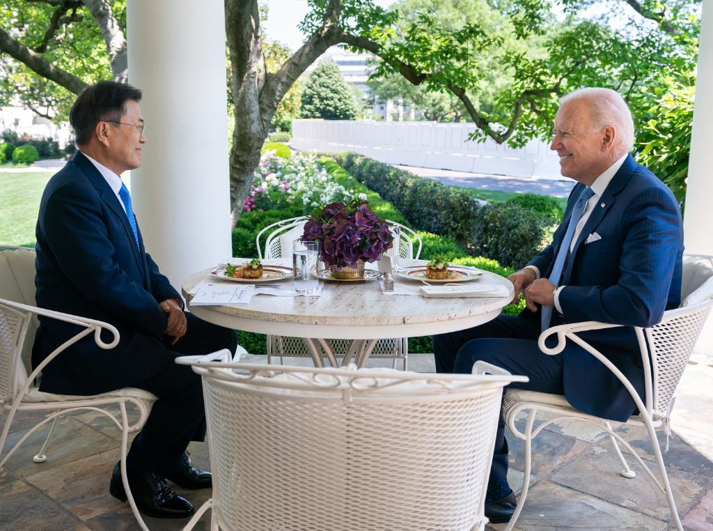 South Korean President Moon Jae-in (L) converses with his US counterpart Joe Biden over lunch at the White House on Friday, in a photo provided by Cheong Wa Dae. (Cheong Wa Dae)