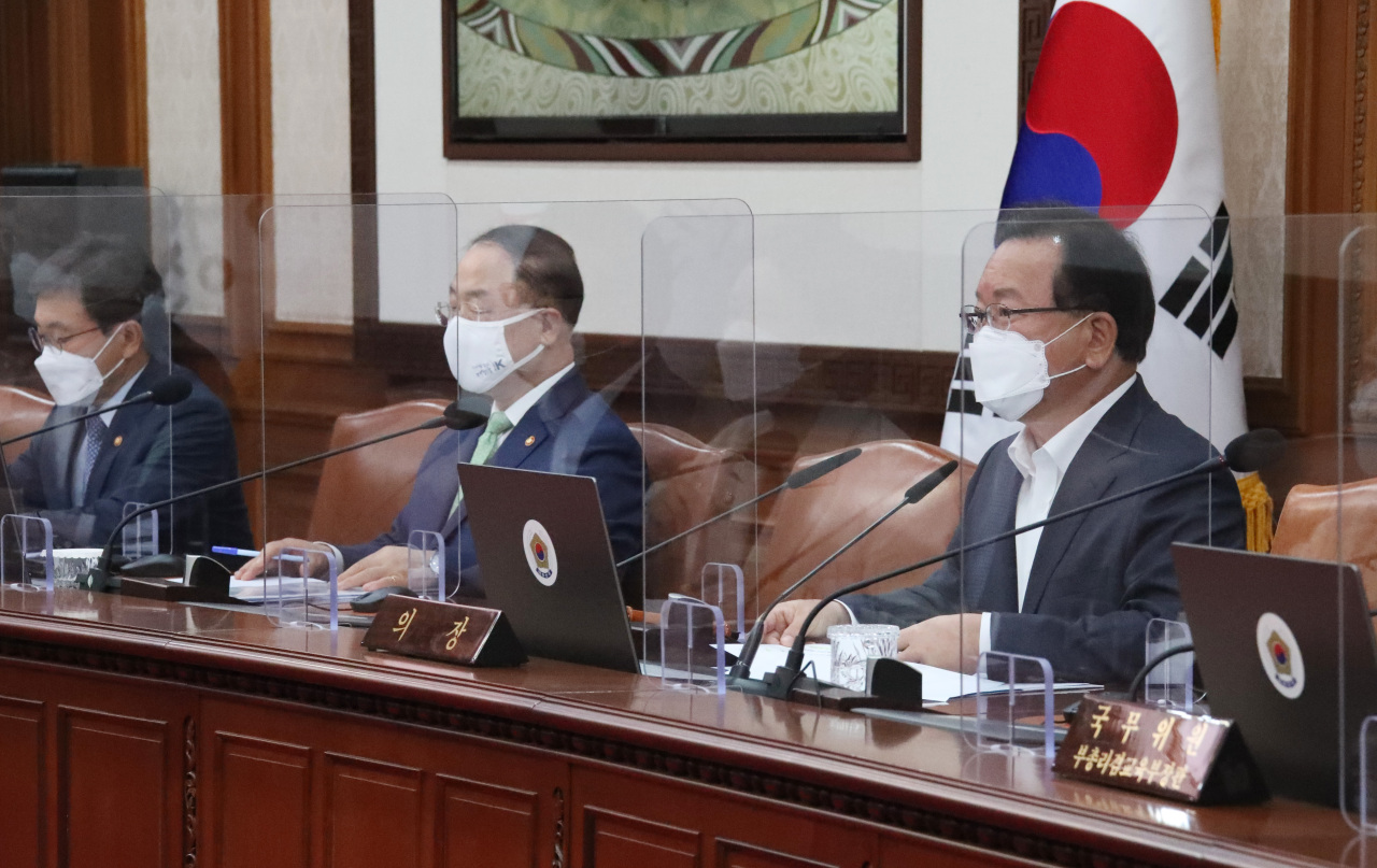 Prime Minister Kim Boo-kyum (R) speaks during a Cabinet meeting at the government complex in Seoul on Tuesday. (Yonhap)