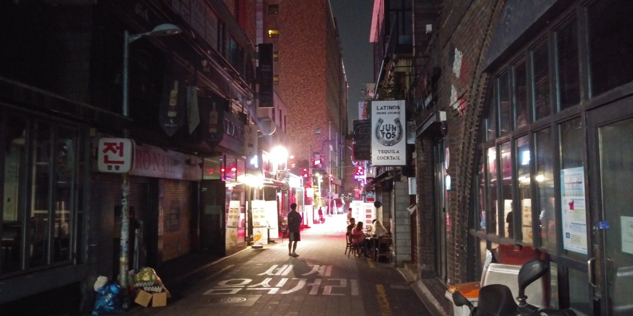 A back street in Itaewon in Yongsan-gu, central Seoul, is unusually quiet this month. The number of visitors to the normally tourist-heavy district plummeted amid the COVID-19 pandemic. (Ko Jun-tae/The Korea Herald)