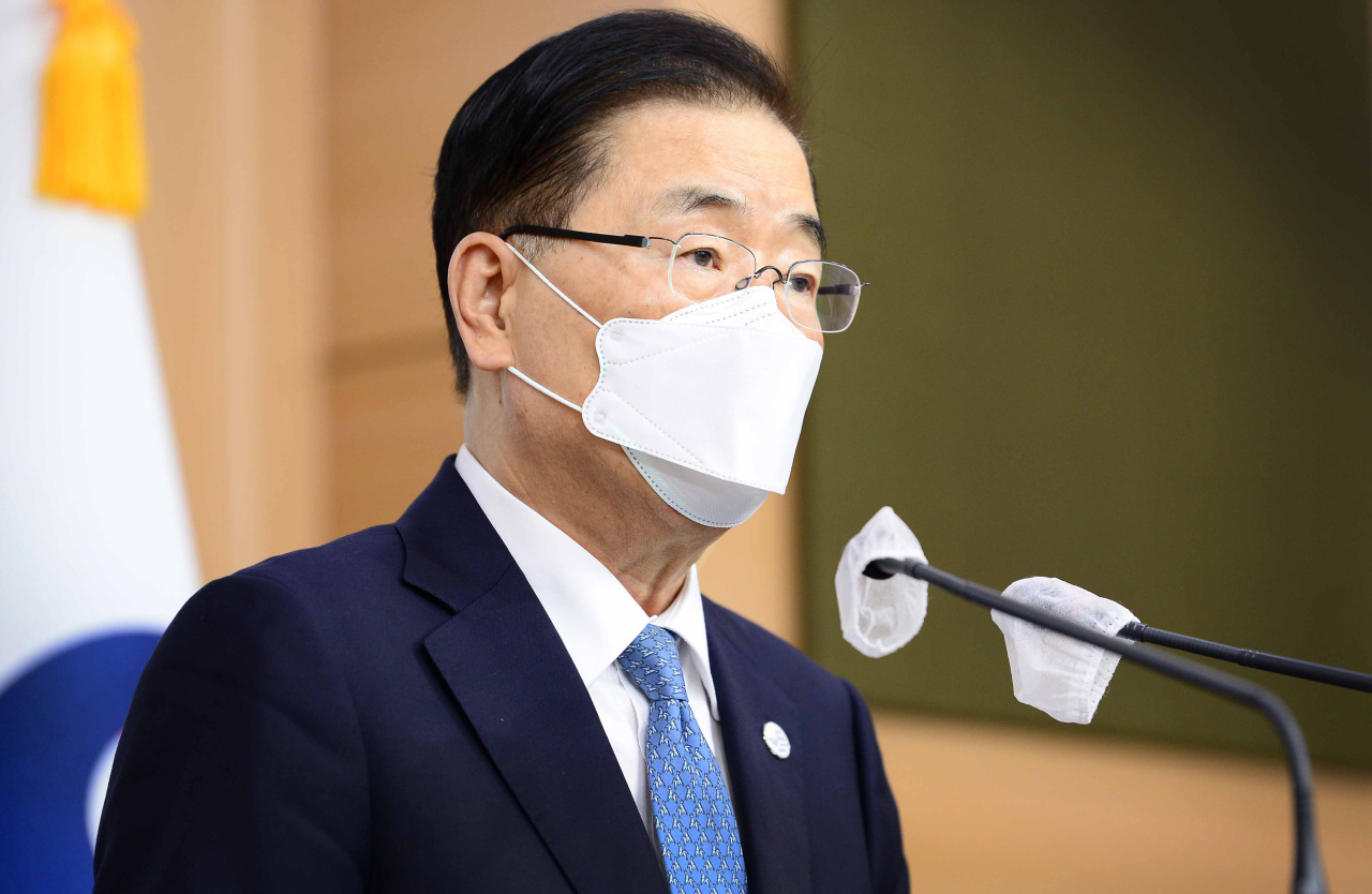South Korean Foreign Minister Chung Eui-yong speaks during a briefing in Seoul on Tuesday. (Yonhap)