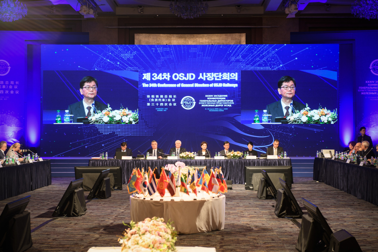 Korail hosts the OSJD presidential board meeting in Seoul in 2019. The OSJD, or the Organization for Cooperation of Railways, is an international organization that establishes standards for the operation of continental railways. (Korail)