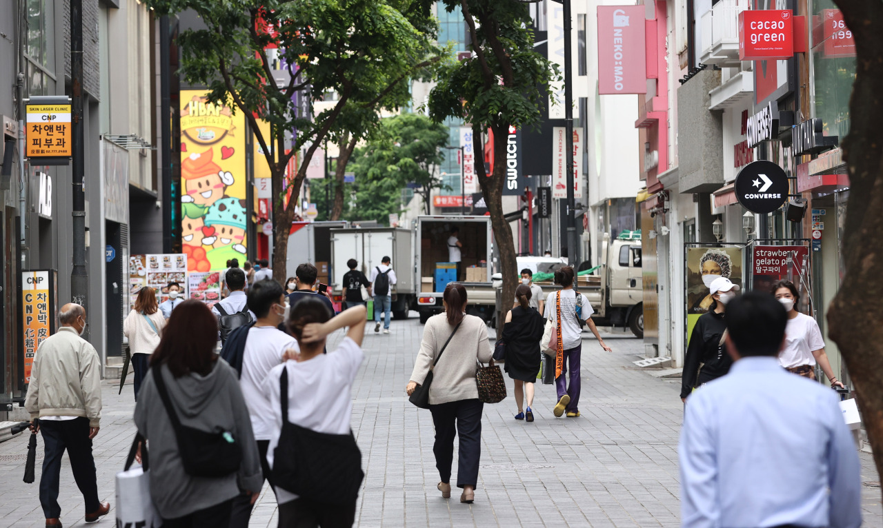 Photo shows citizens in face masks at a street in Myeong-dong, Seoul`s popular tourist district. (Yonhap)