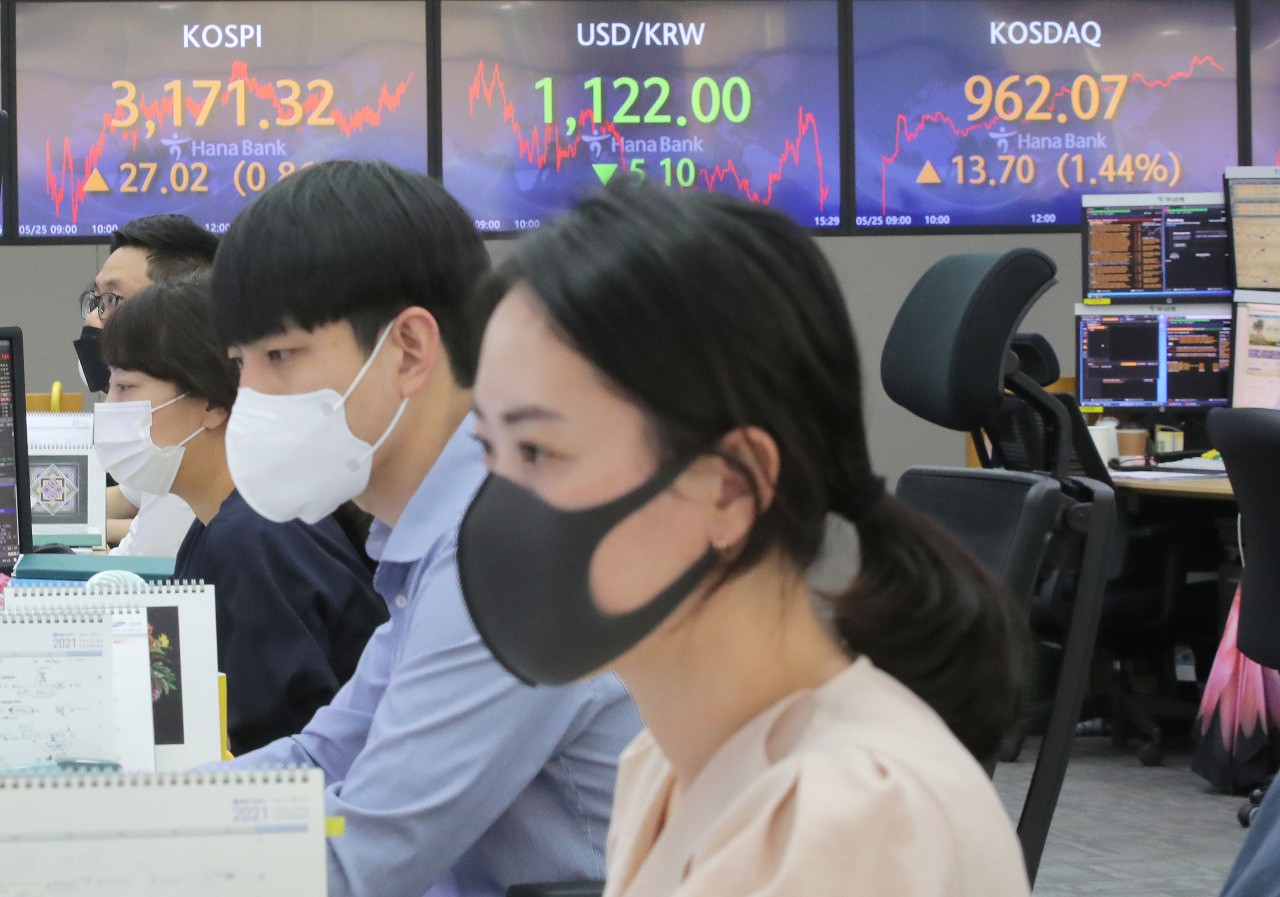 The benchmark Korea Composite Stock Price Index (Kospi) figures are displayed at a dealing room of a local bank in Seoul, Wednesday. (Yonhap)