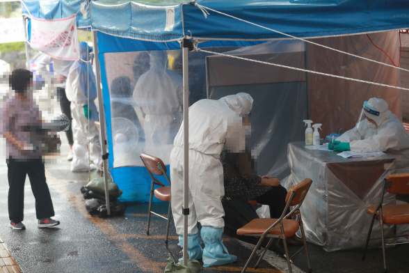 Health care workers at a public health center in Busan (Yonhap)