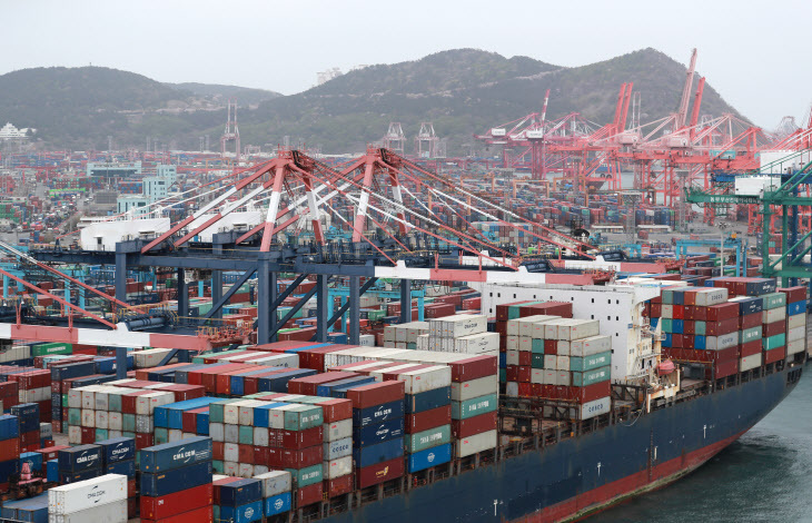 This file photo, taken April 1, 2021, shows ships carrying containers docking at a port in South Korea's southeastern city of Busan. (Yonhap)