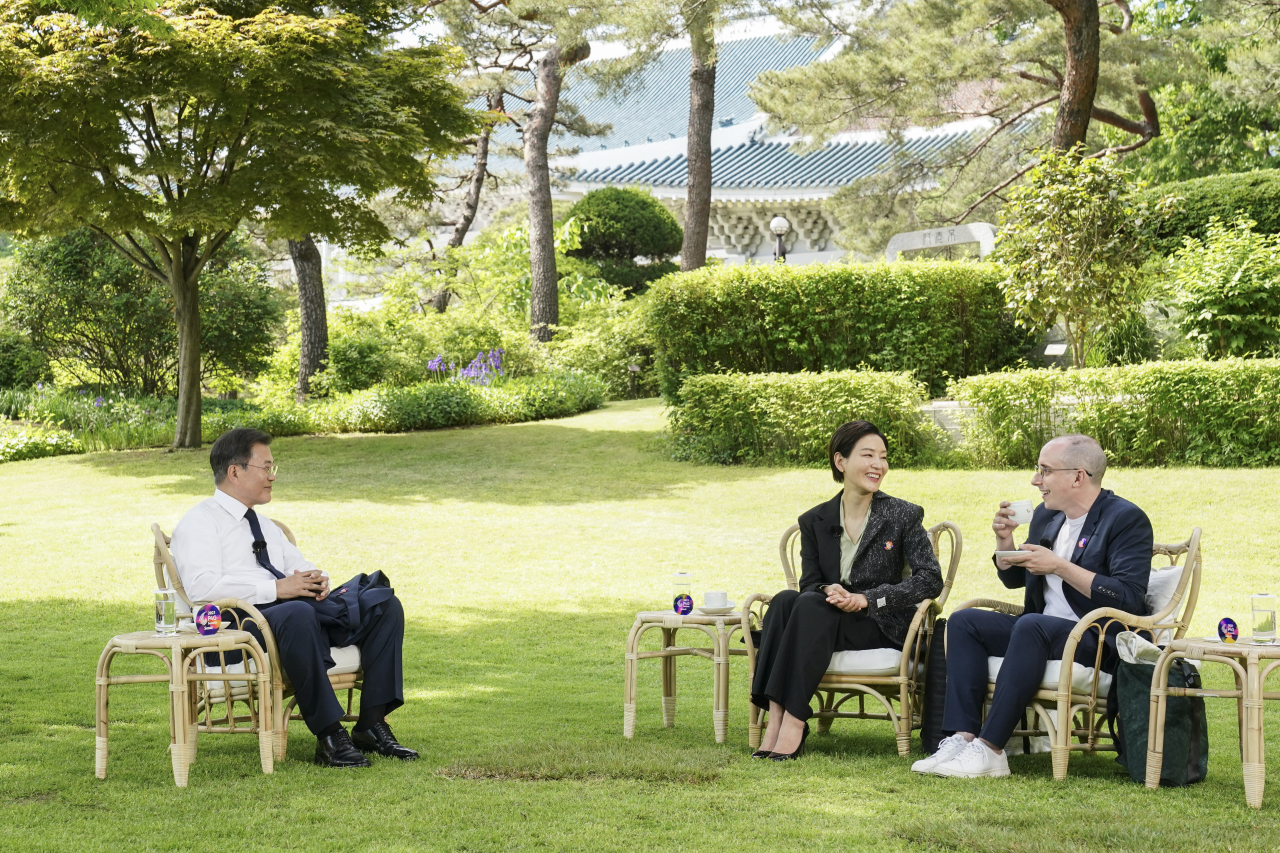 President Moon Jae-in (L) talks with Park Jin-hee (C), a South Korean actress, and Tyler Rasch, an American-born TV personality, at Cheong Wa Dae in Seoul, in this photo released by Moon's office on Thursday. (Cheong Wa Dae)