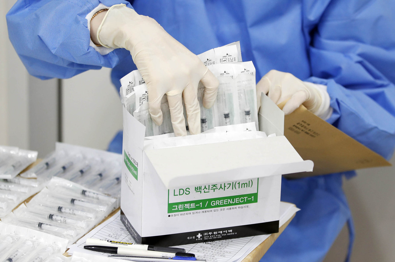 A medical worker prepares low dead space (LDS) syringes at a clinic in Gwangju, 329 kilometers south of Seoul, on Wednesday, in this photo provided by the Buk Ward of the city. (Buk Ward)