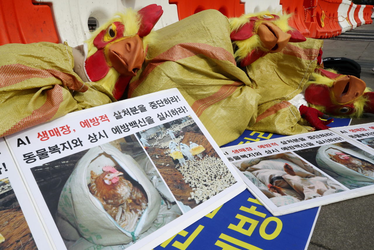 Protesters demanding the government end culling of poultry near farms infected with highly pathogenic bird flu stage a demonstration in central Seoul on Feb. 15, 2021. (Yonhap)