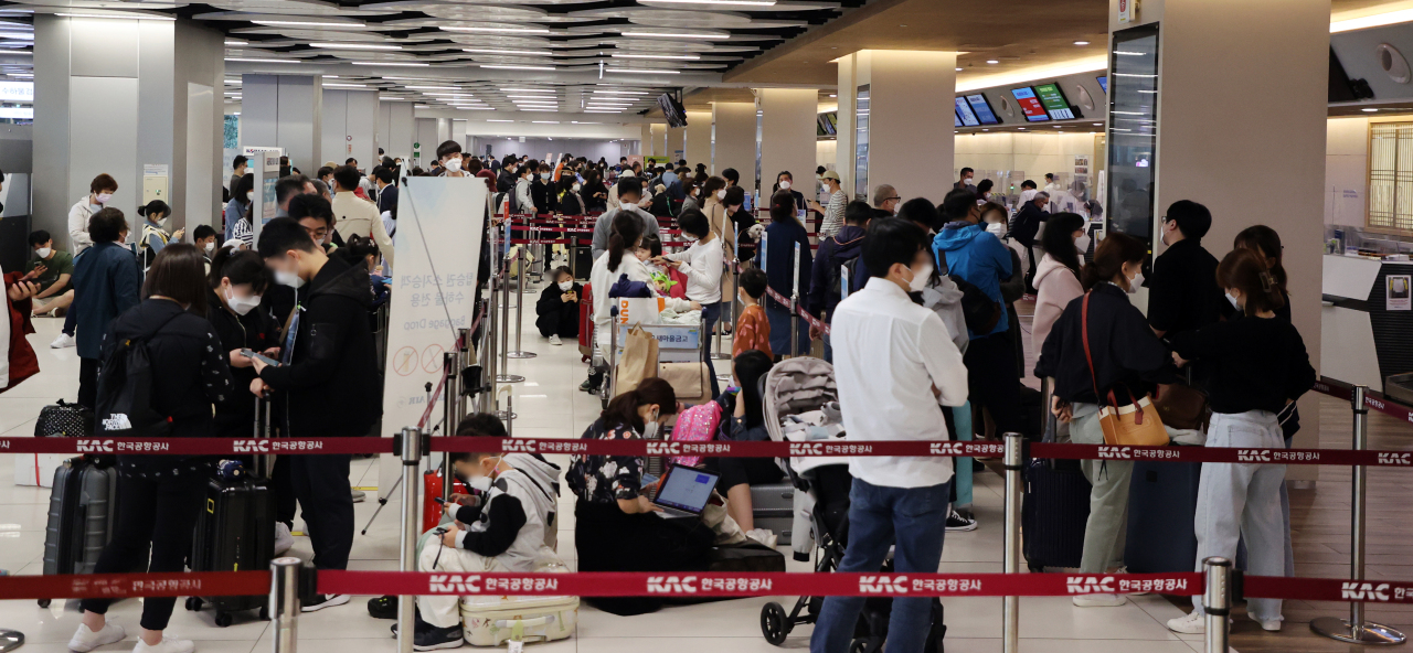 This May 4, 2021, file photo shows people waiting at Gimpo International Airport in western Seoul to board a flight to the southern resort island of Jeju. (Yonhap)