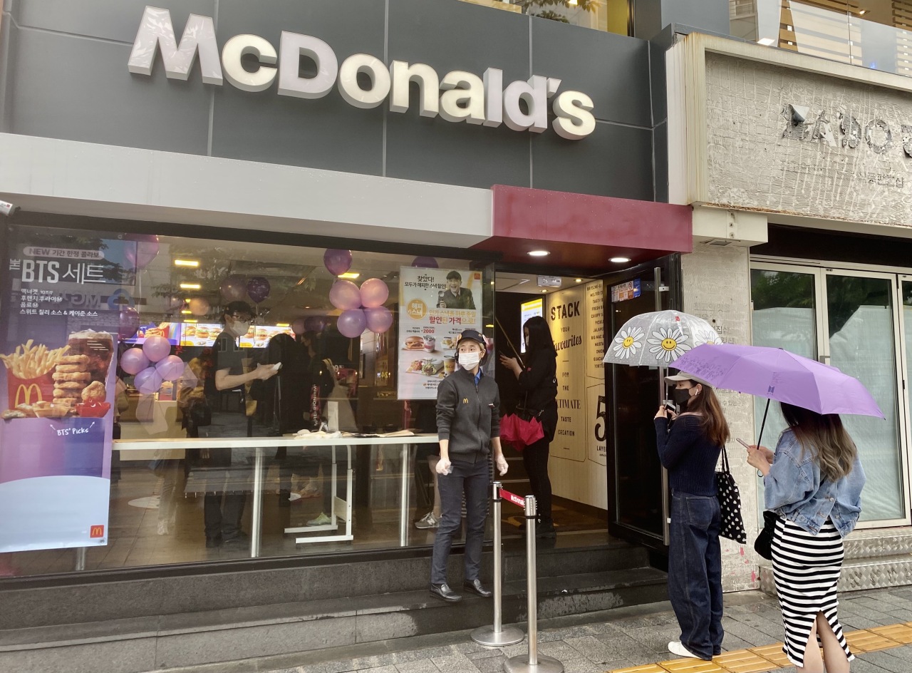 BTS fans line up in front of a McDonald’s in Sinchon, Seoul, Thursday. (Jo He-rim/The Korea Herald)