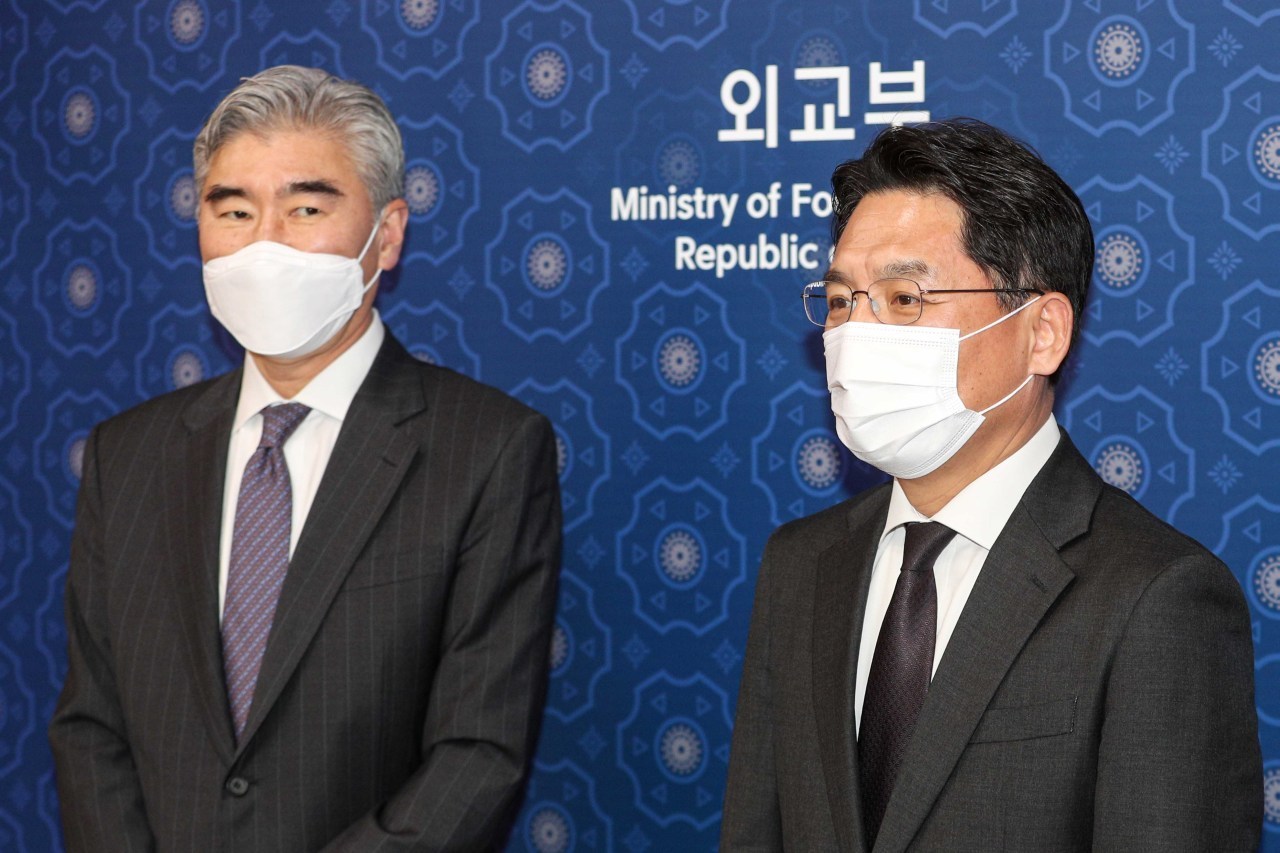 This photo, taken on March 19, 2021, shows Noh Kyu-duk (R), the foreign ministry's special representative for Korean Peninsula peace and security affairs, and Sung Kim, acting assistant secretary of state for East Asian and Pacific Affairs, posing for a photo before their talks at the foreign ministry. (Yonhap)