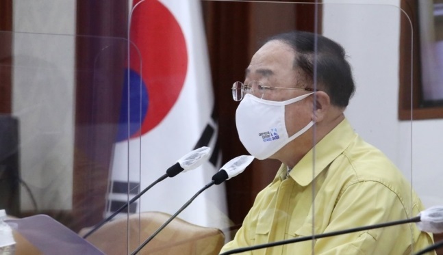 Hong Nam-ki, minister of economy and finance, presides over a meeting with government officials to discuss economic issues on Friday in Seoul. (Yonhap)