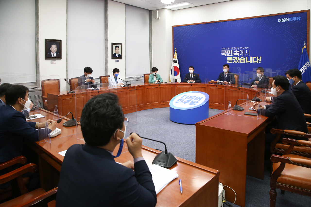 This photo, taken Friday, shows the joint meeting of the ruling Democratic Party, the government and Cheong Wa Dae, held at the National Assembly in Seoul. (Yonhap)