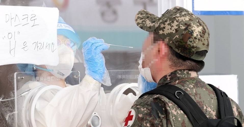 A solider gets tested for the novel coronavirus at a makeshift COVID-19 testing clinic in Seoul on Monday. (Yonhap)