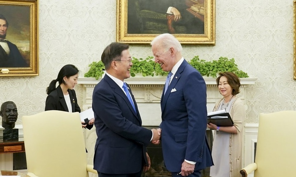 South Korean President Moon Jae-in (L) shakes hands with US President Joe Biden at the White House in Washington, D.C. on May 21, 2021. (Yonhap)